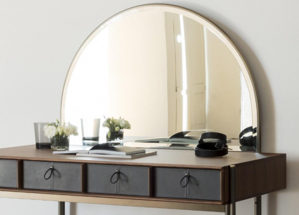 Meja Rias dengan Cermin Berbentuk Jendela Kapal